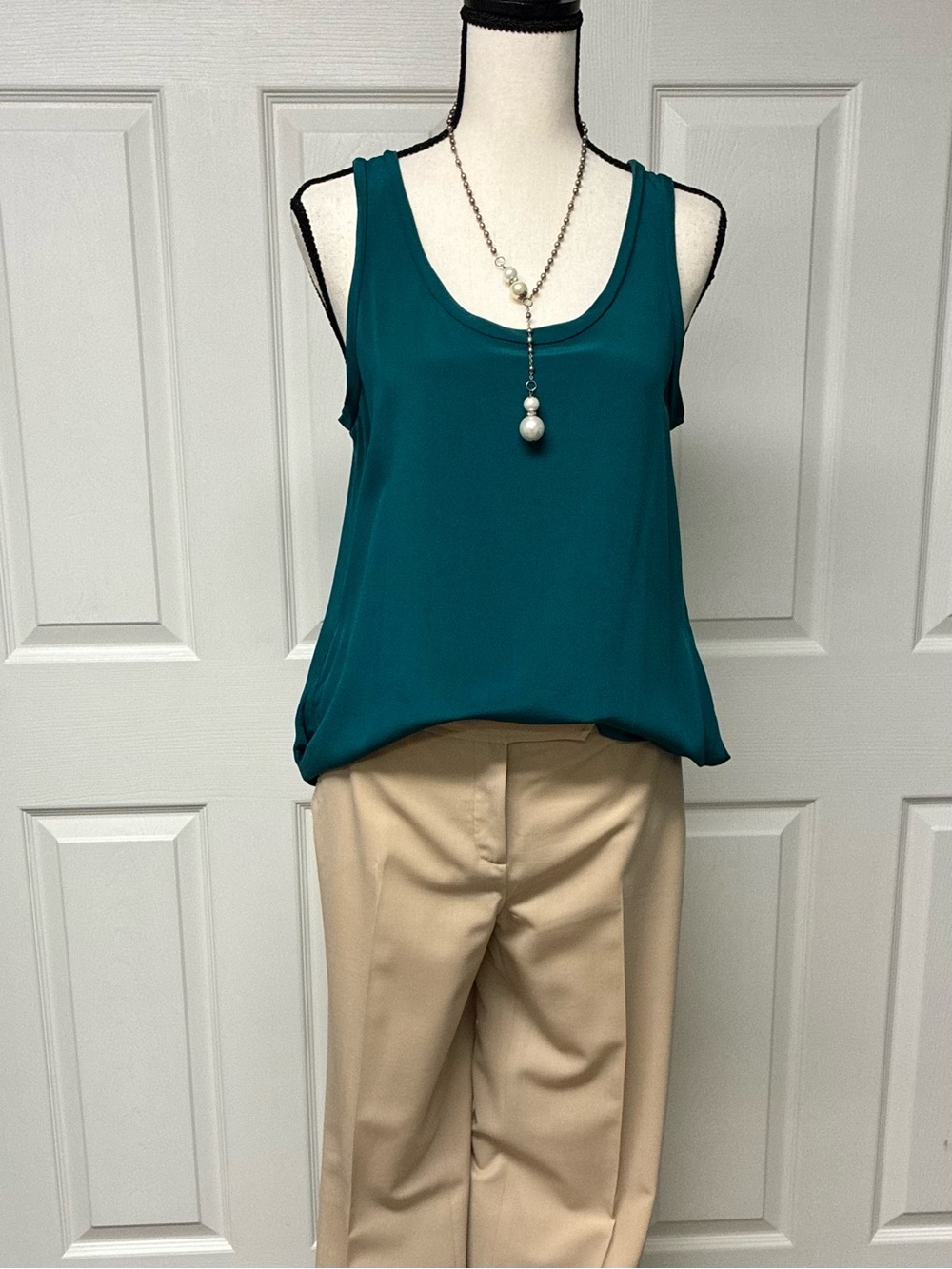 VGUC Ann Taylor silk longer length sleeveless blouse. Size SML. 2 side pockets!